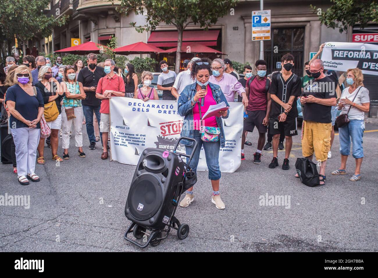 Durante la manifestazione si vede parlare un manifestante. Circa trenta persone hanno dimostrato di fronte alla sede dell'Unione europea a Barcellona e si sono poi trasferite alla delegazione del governo spagnolo in Catalogna per chiedere l'accesso ai diritti dei giovani migranti sotto la tutela e la riforma del regolamento della legge sugli stranieri. Il governo dello Stato spagnolo, più di un anno fa, ha promesso di riformare il regolamento sull'immigrazione, ma non ha ancora annunciato alcuna riforma. (Foto di Thiago Prudencio/SOPA Images/Sipa USA) Foto Stock