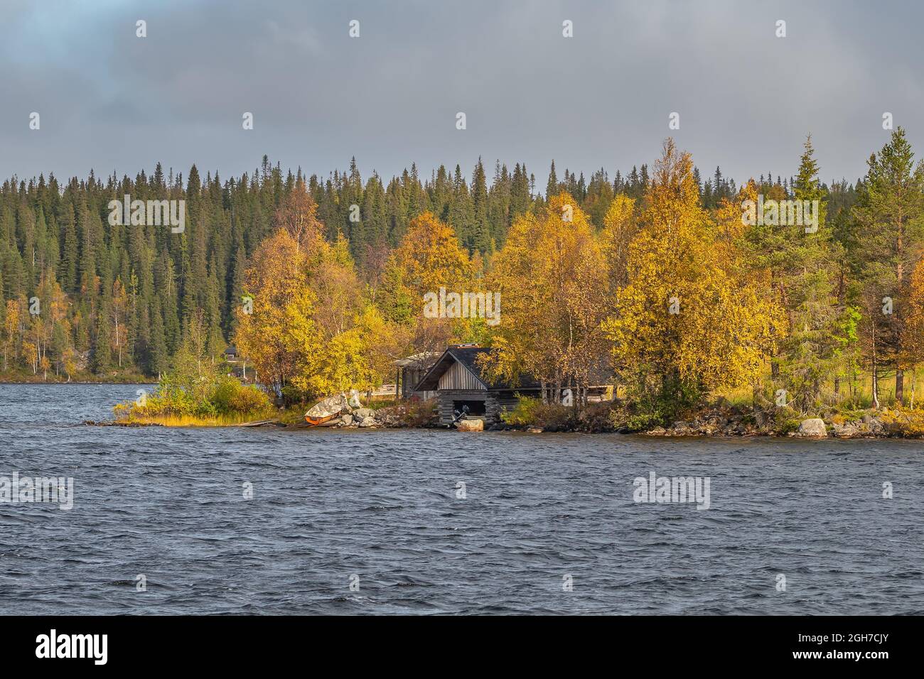 ruska finlandese paesaggio autunnale con lago casa di campagna in Finlandia. Foto Stock
