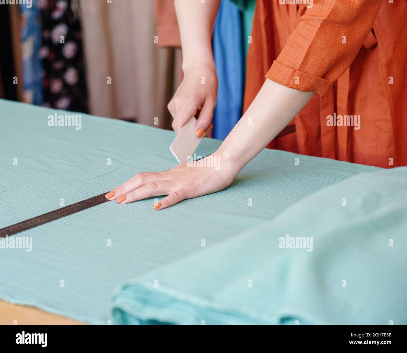 Materiale di marcatura moda femminile con pezzo di sapone prima di cucire i vestiti Foto Stock