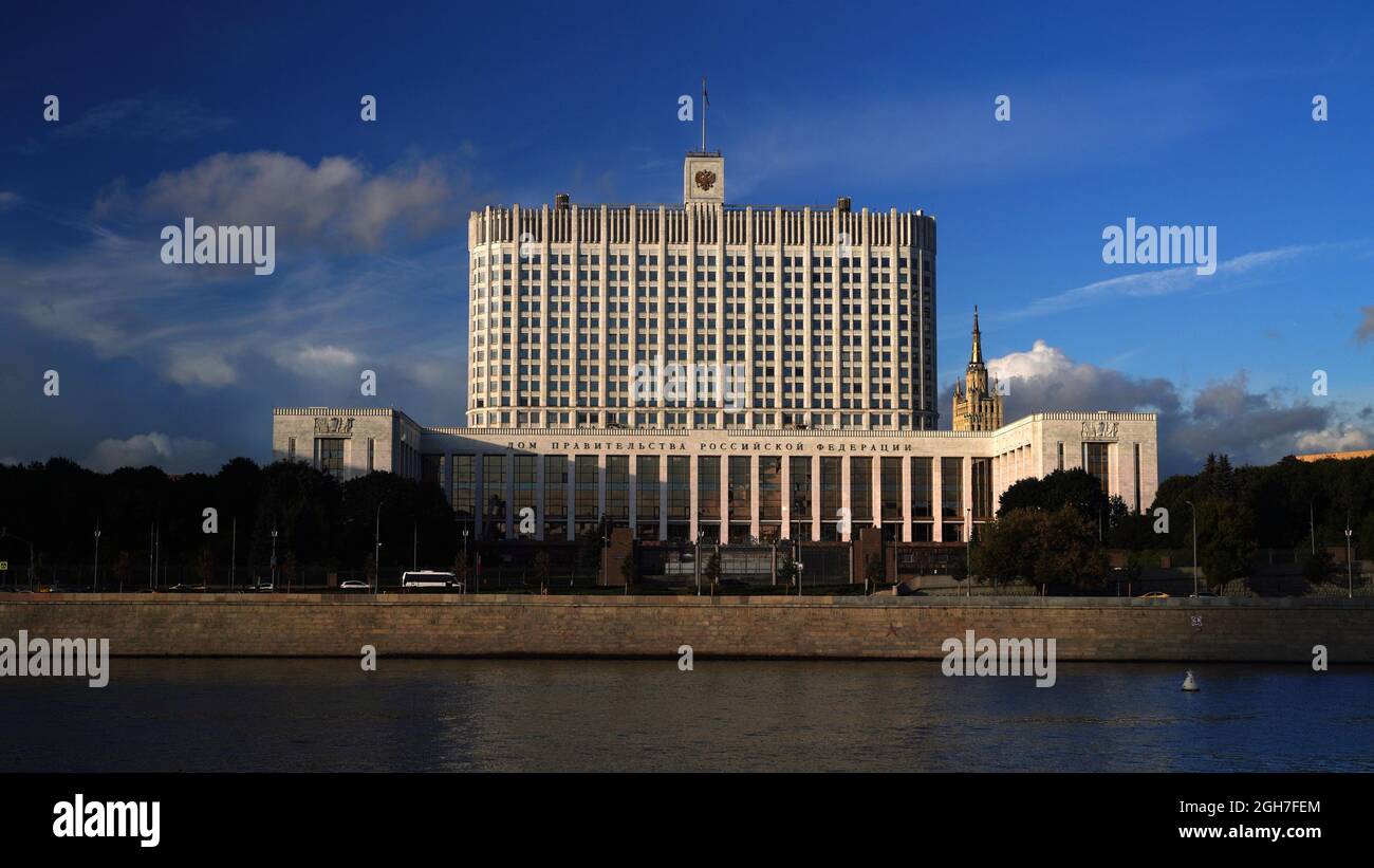 Russia, MOSCA - Settembre: 2021: Edificio del governo russo sul fiume Mosca. Foto di alta qualità Foto Stock