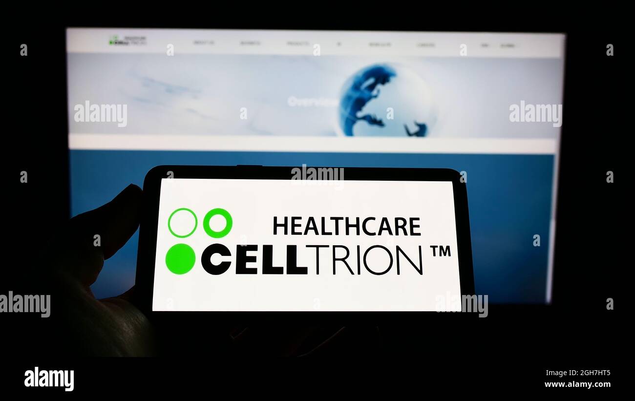 Persona che detiene il telefono cellulare con il logo della società biofarmaceutica Celltrion Inc. Sullo schermo di fronte alla pagina web aziendale. Mettere a fuoco sul display del telefono. Foto Stock