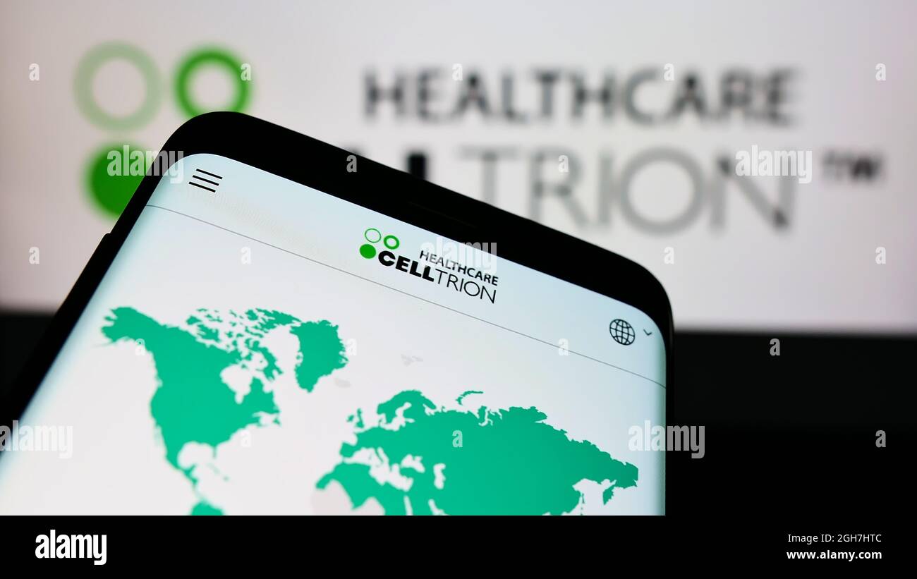 Telefono cellulare con pagina web della società biofarmaceutica Celltrion Inc. Sullo schermo di fronte al logo aziendale. Mettere a fuoco sulla parte superiore sinistra del display del telefono. Foto Stock