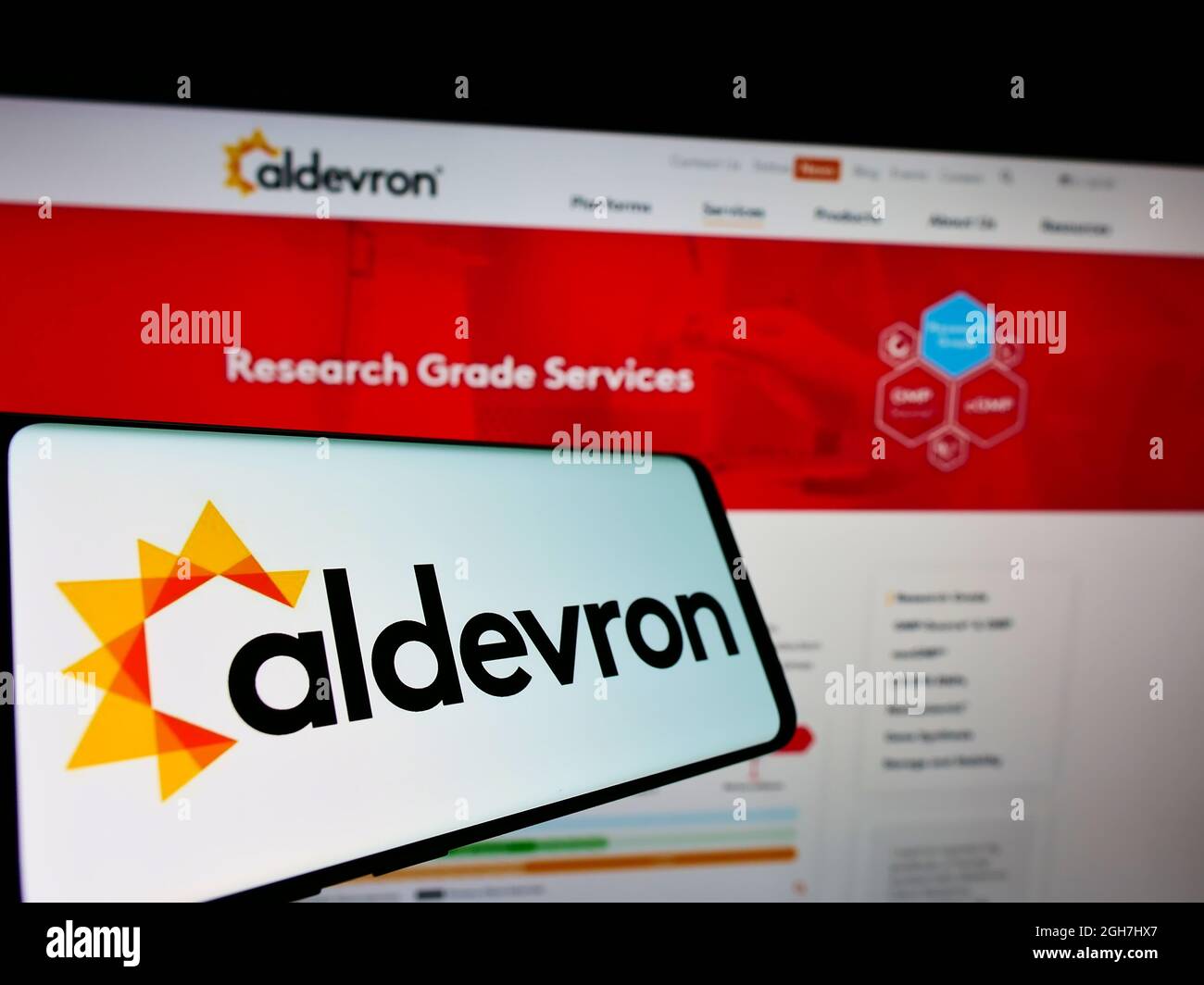 Cellulare con logo della società americana di biotecnologia Aldevron LLC sullo schermo di fronte al sito web aziendale. Messa a fuoco al centro-sinistra del display del telefono. Foto Stock