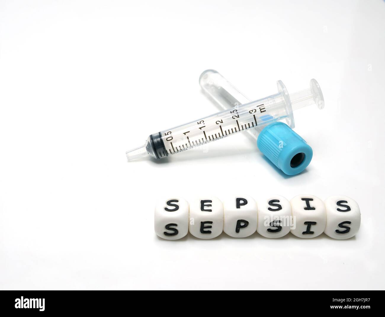 Provetta e siringa per il prelievo del campione di sangue per l'esame diagnostico e lettere in silicone che scrivano la parola 'Sepsi' Foto Stock