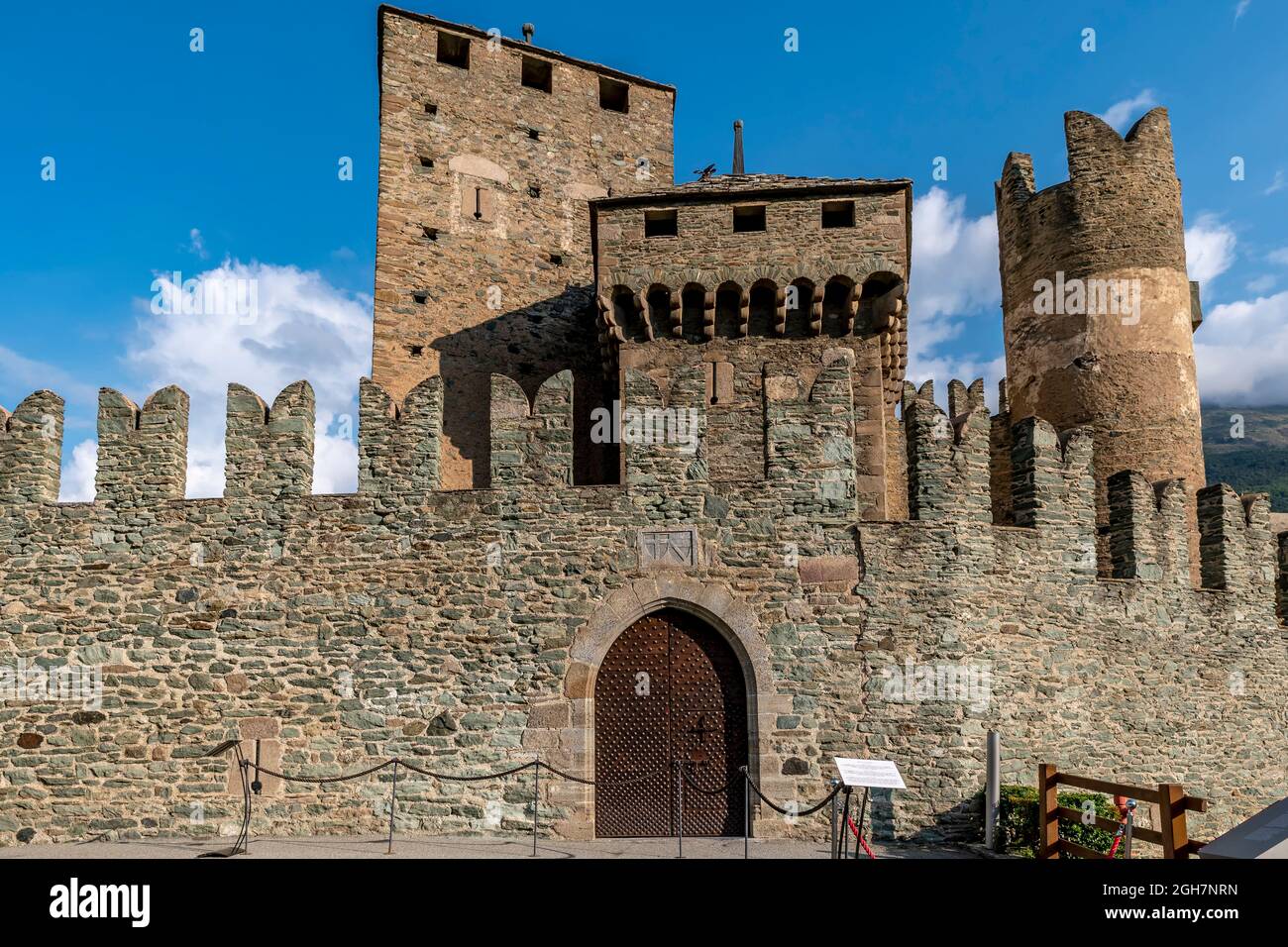 La porta d'ingresso all'antico Castello di Fénis, Valle d'Aosta, Italia, alla prima luce del mattino Foto Stock