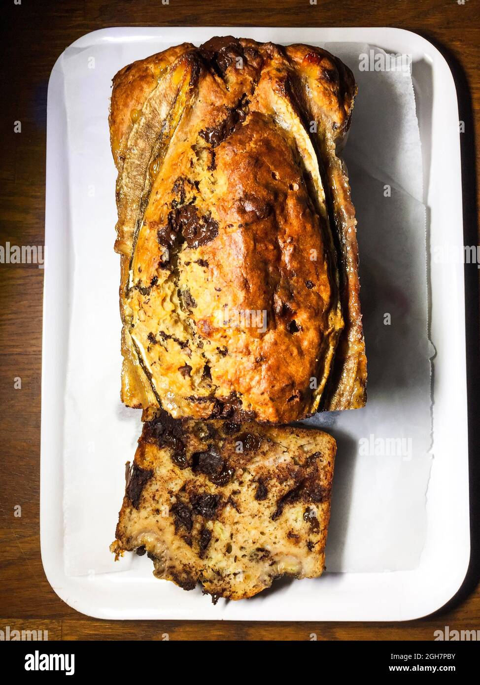 Pane alla banana al cioccolato sul piatto Foto Stock