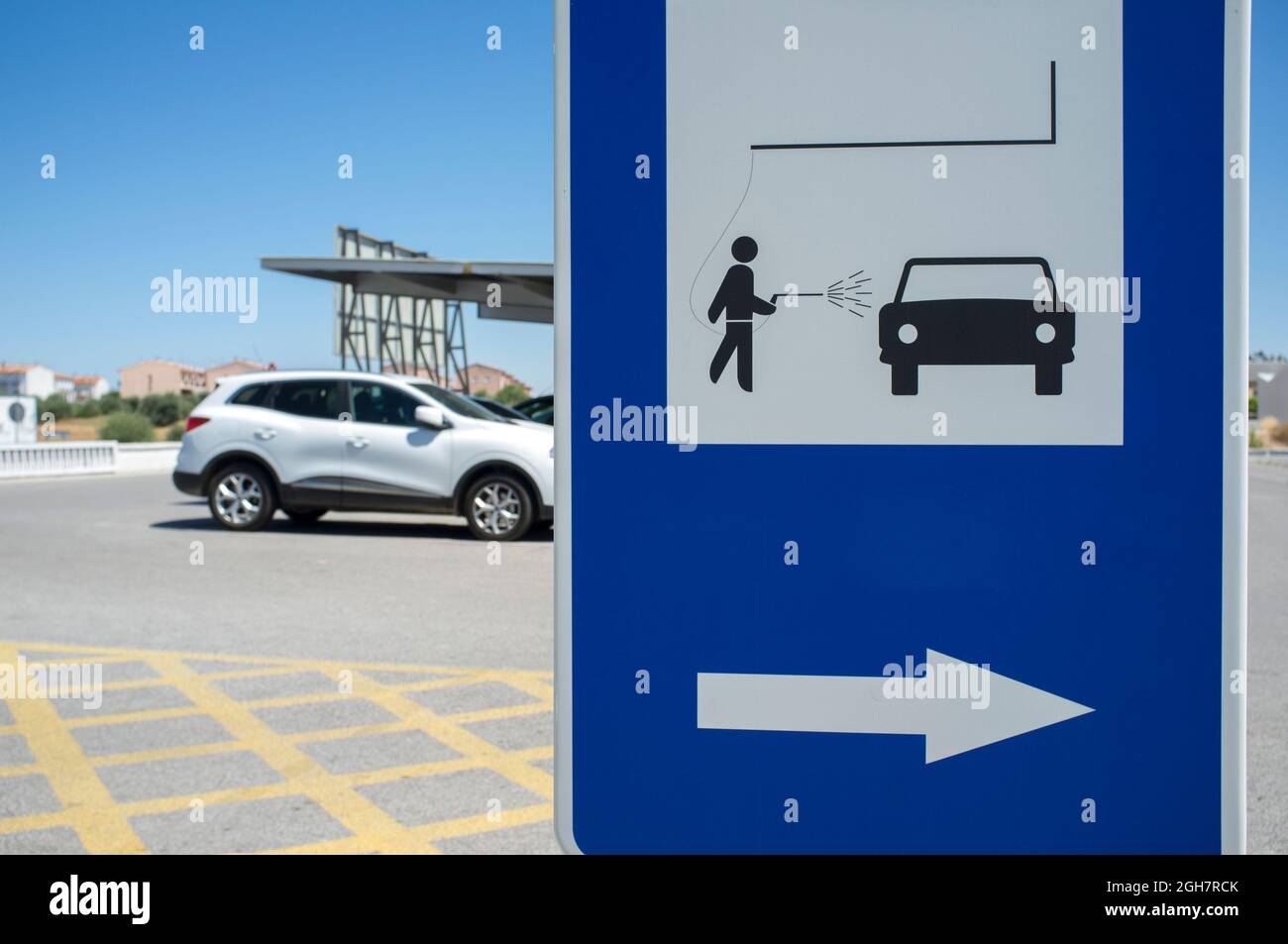 Cartello area lavaggio auto. Veicolo utilitario sportivo in background Foto Stock