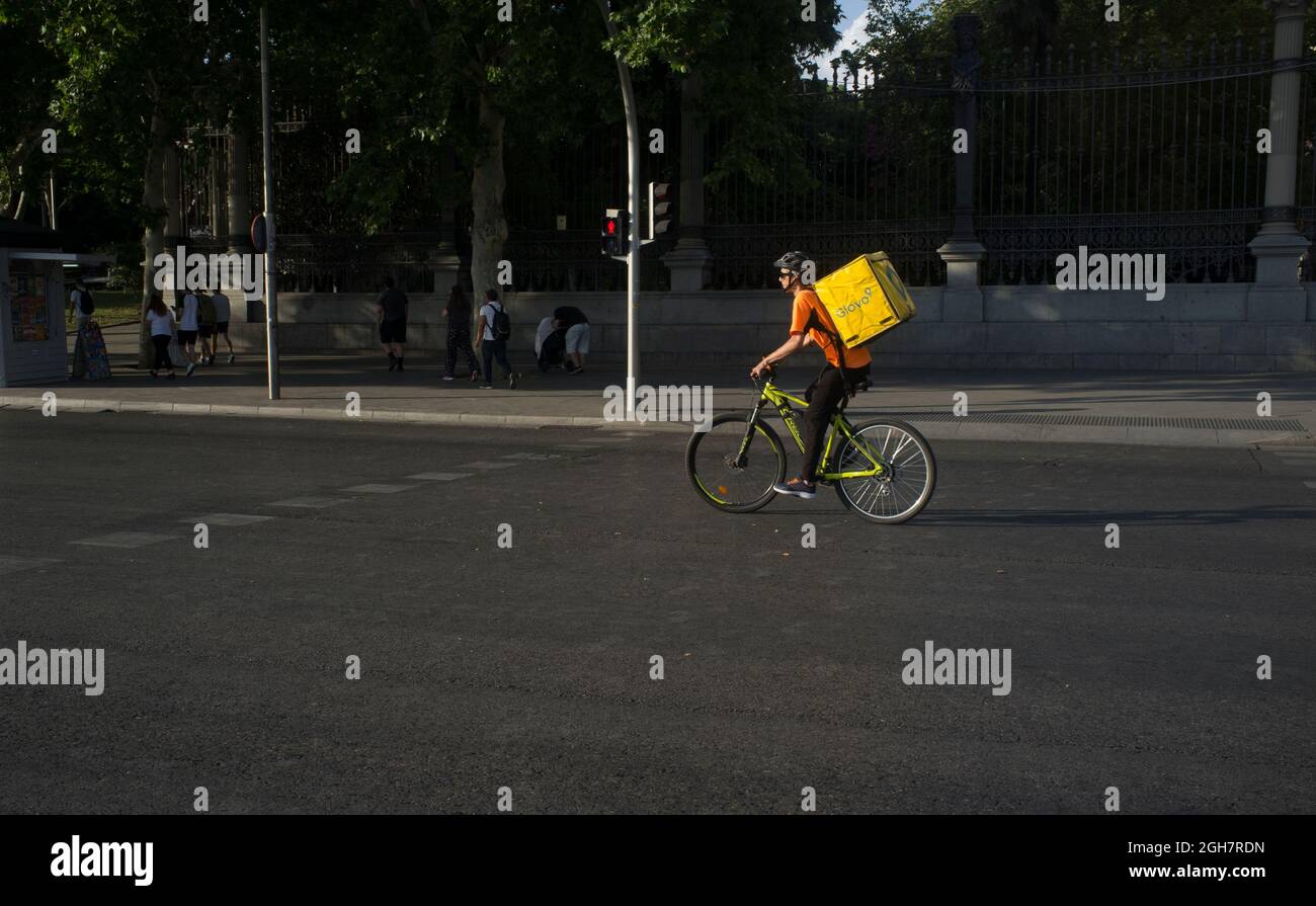 Madrid, Spagna - 28 giugno 2020: Consegna cibo biker dal centro di Madrid Foto Stock