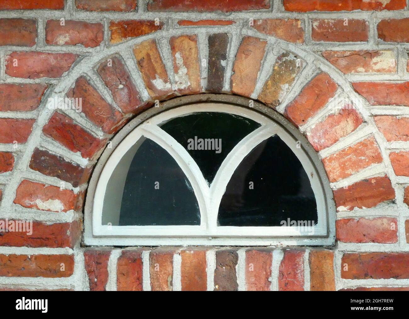 Antica fattoria olandese classica finestra in un semicerchio Foto stock -  Alamy