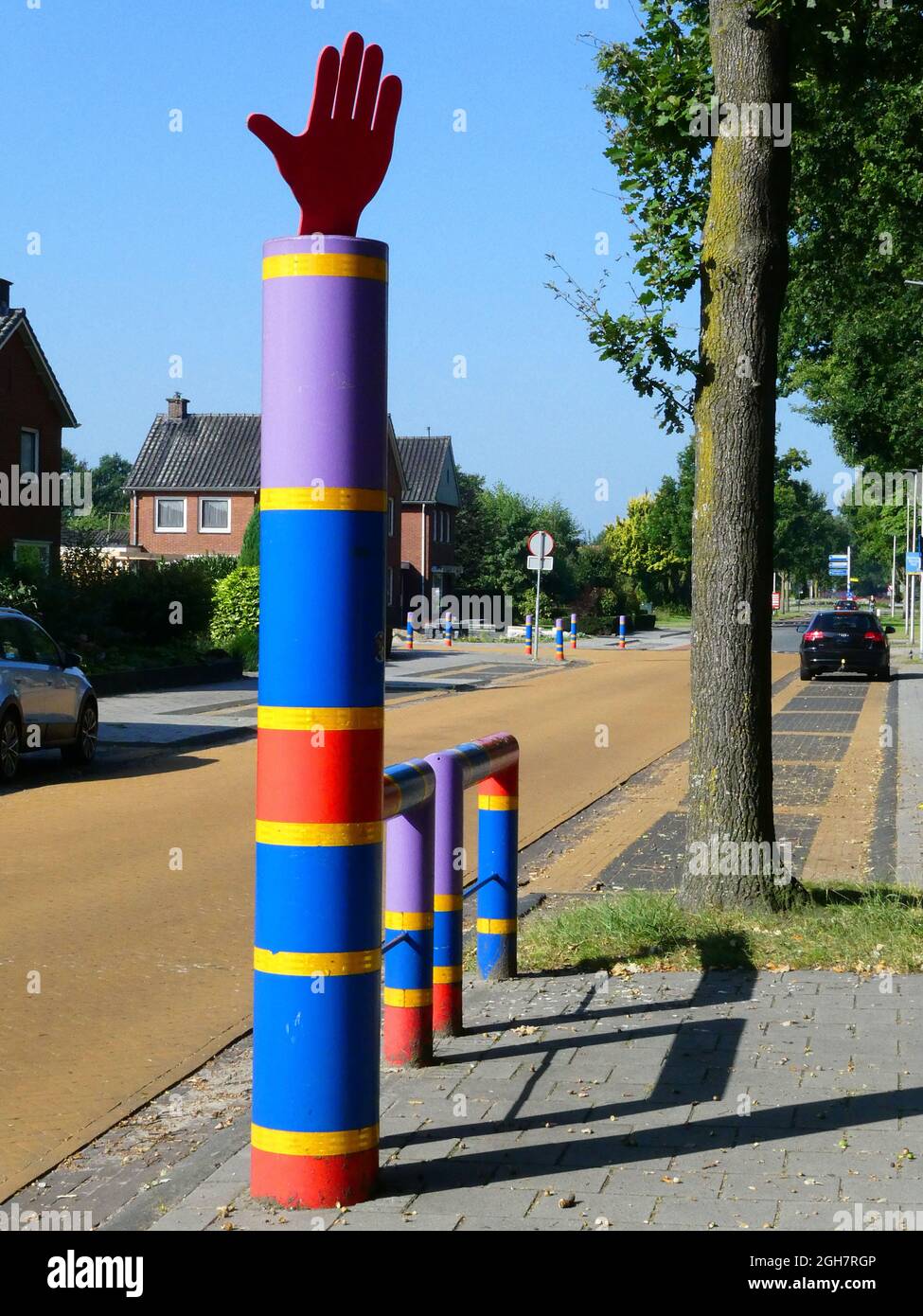 Geesteren, Paesi Bassi - 5 settembre 2021. Una mano di arresto sollevata su un palo colorato per avvertire il traffico. C'è una scuola nelle vicinanze. Foto Stock