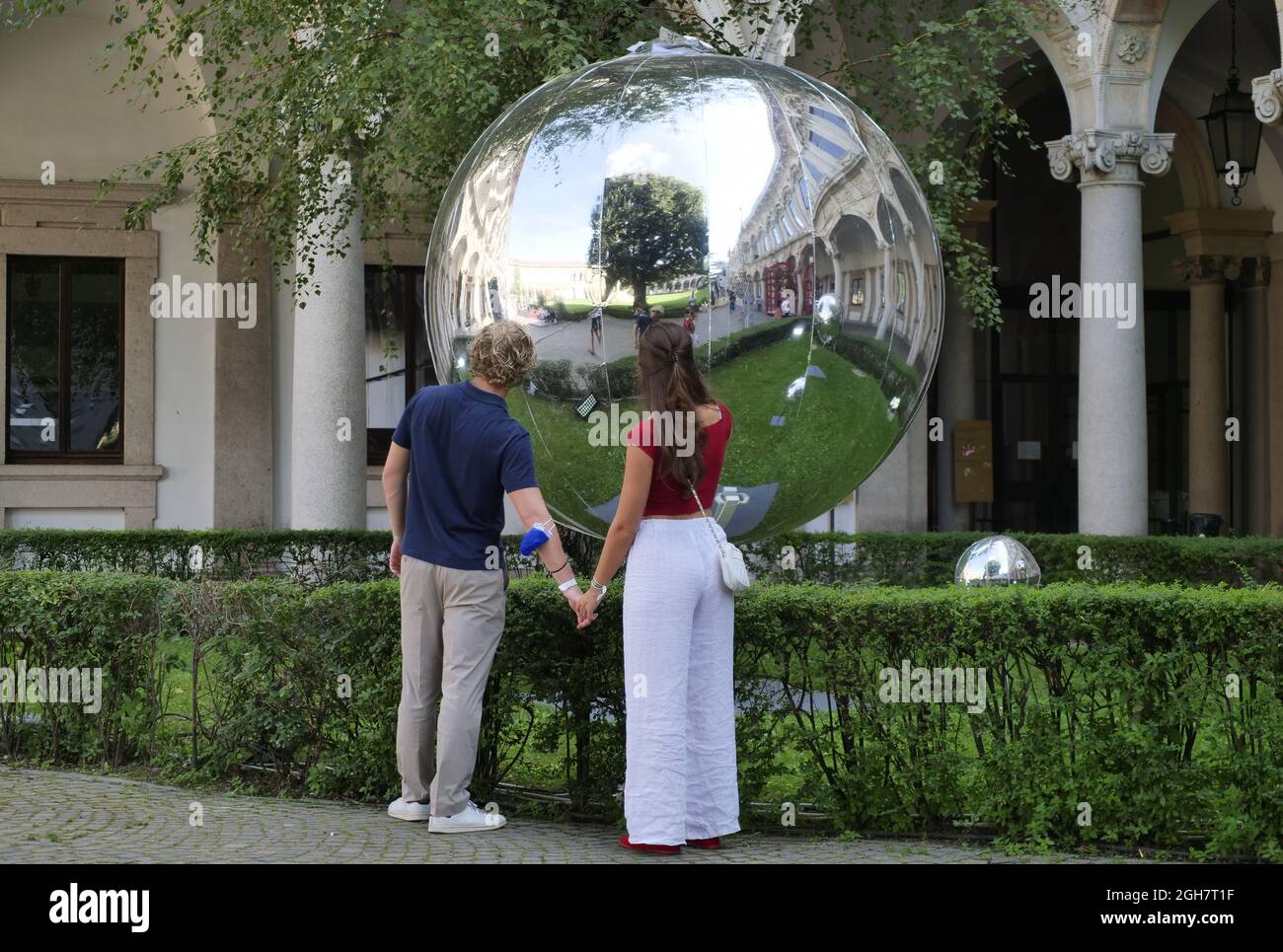 Elementi di design esposti all'università statale, alla settimana del Design Internazionale fuori Salone di Milano, Lombardia, Italia Foto Stock