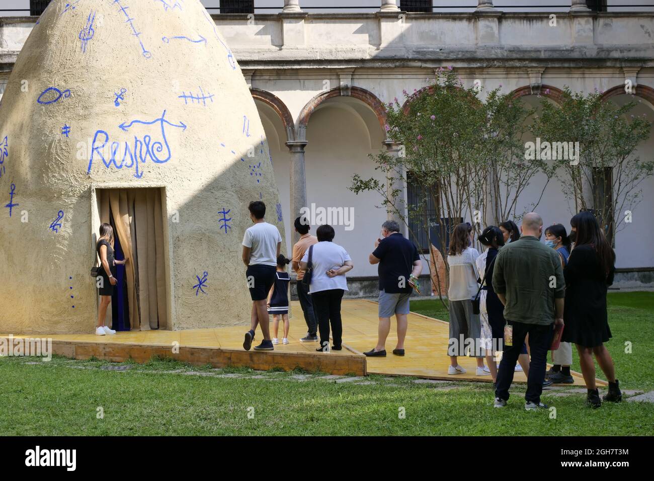 I popoli dell'università statale, alla settimana fuori Salone International Design di Milano, Lombardia, Italia Foto Stock
