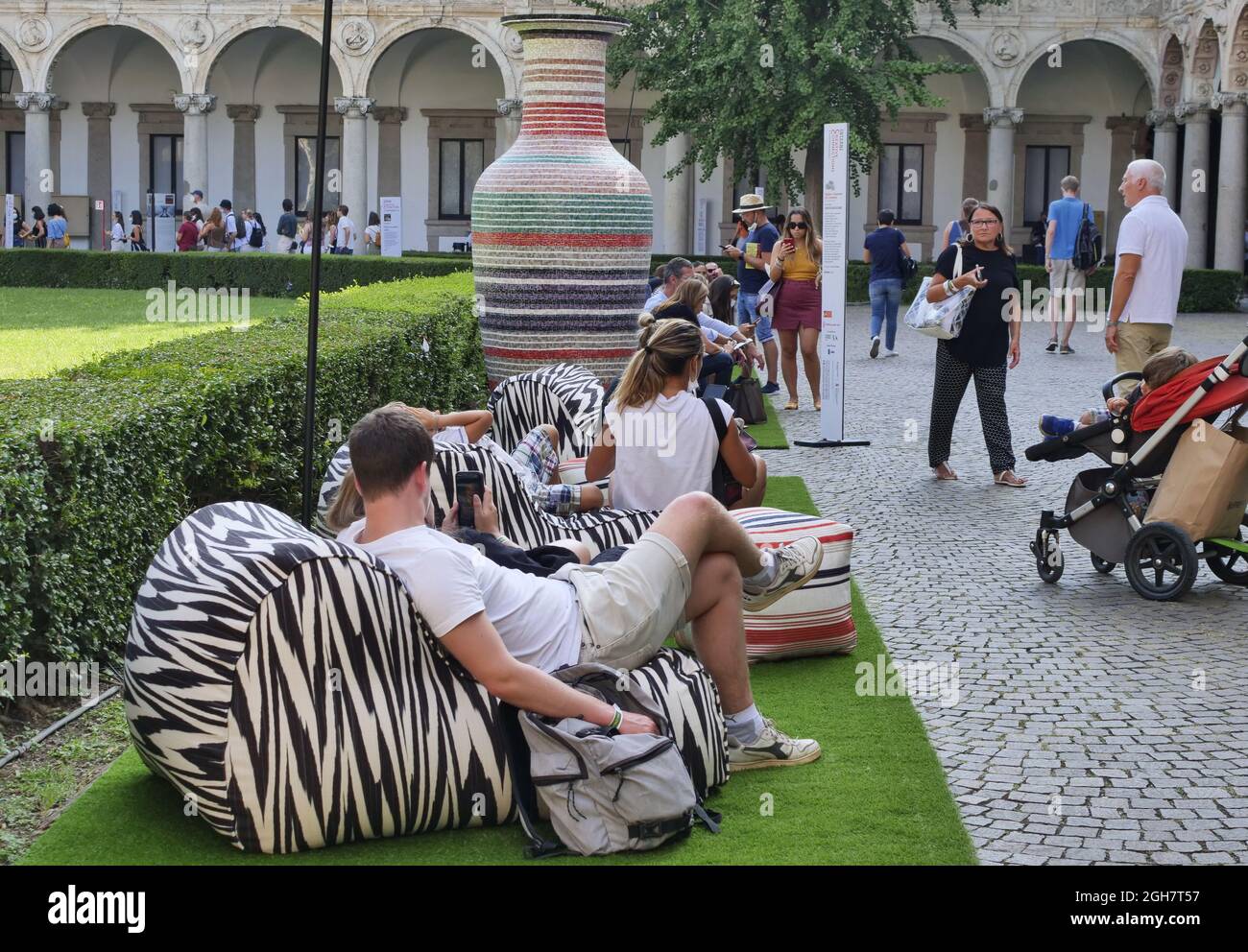 I popoli dell'università statale, alla settimana fuori Salone International Design di Milano, Lombardia, Italia Foto Stock