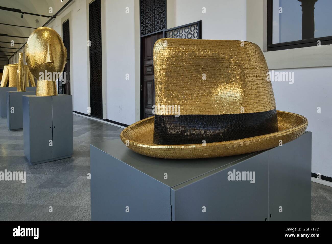 Elementi di design esposti all'università statale, alla settimana del Design Internazionale fuori Salone di Milano, Lombardia, Italia Foto Stock