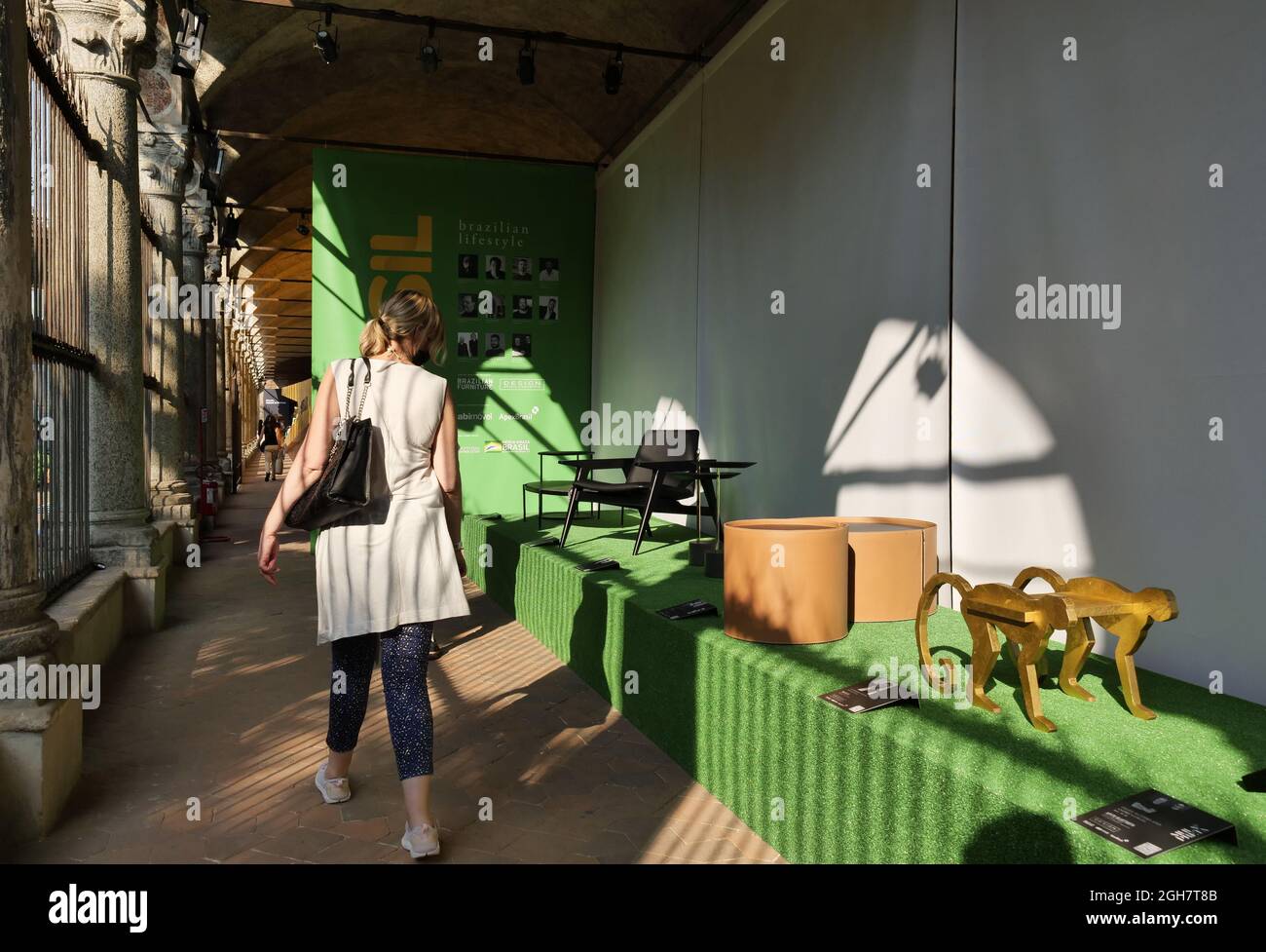 Elementi di design esposti all'università statale, alla settimana del Design Internazionale fuori Salone di Milano, Lombardia, Italia Foto Stock