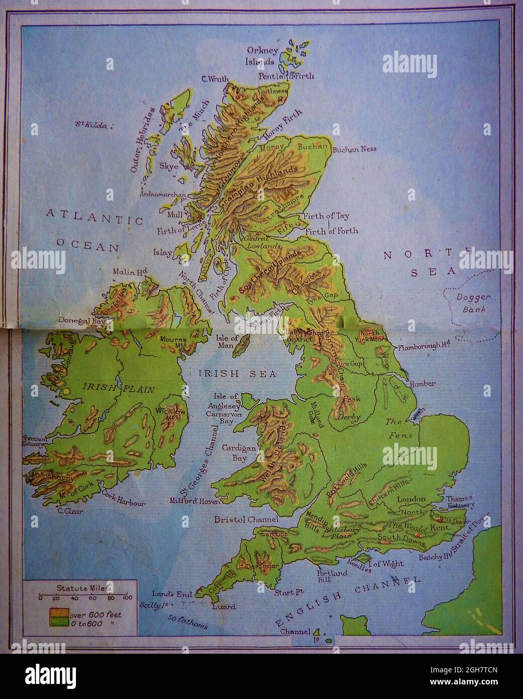 Una mappa del 1914 (WWI) delle isole britanniche (Inghilterra, Scozia, Galles e Irlanda del Nord più la Repubblica d'Irlanda (fisica) che mostra la città principale e i fiumi, le colline, le montagne e le distanze in miglia statutarie. Foto Stock