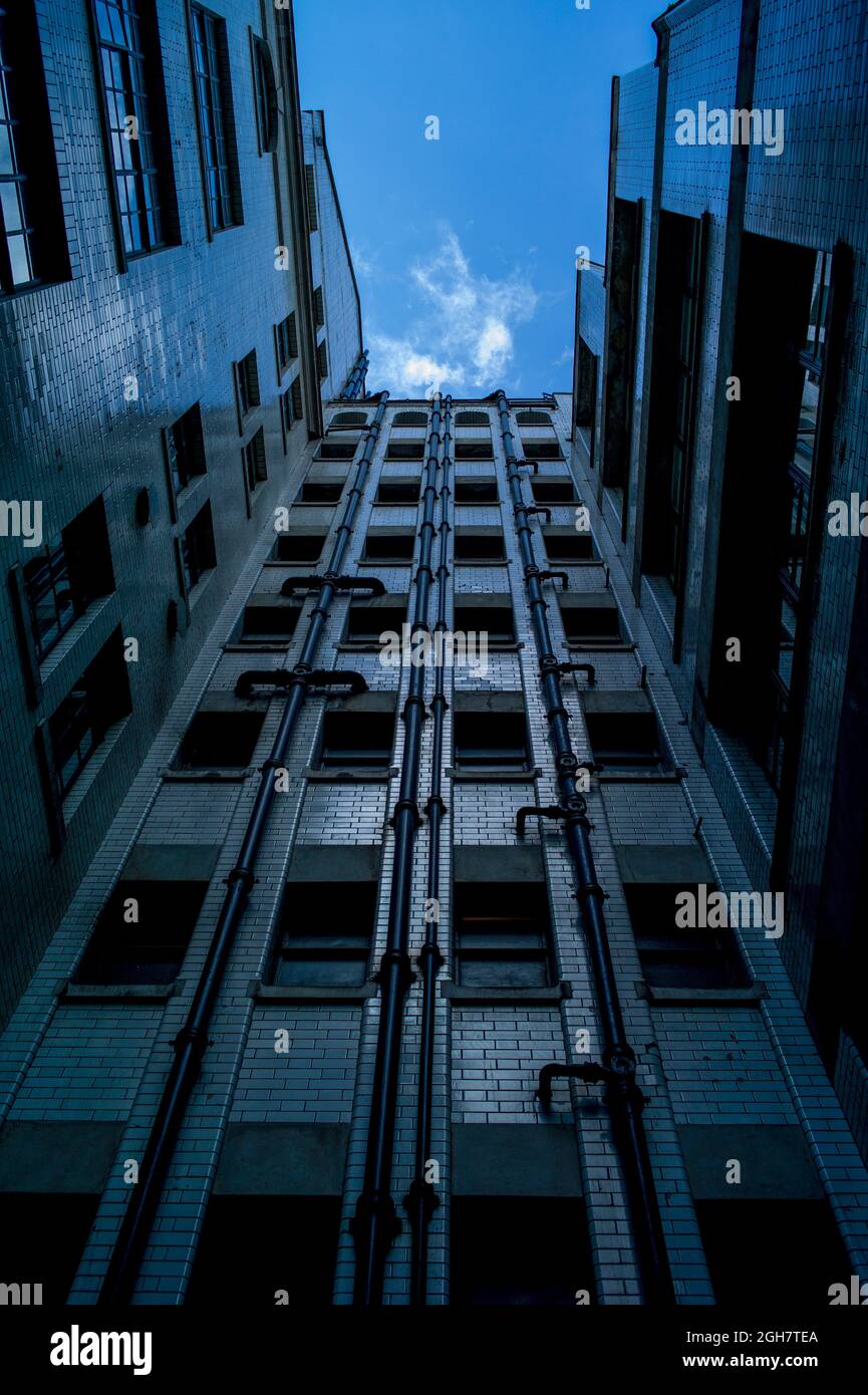 Tubi delle acque di scarico e delle acque di scarico sulla parete esterna di un blocco di appartamenti Foto Stock