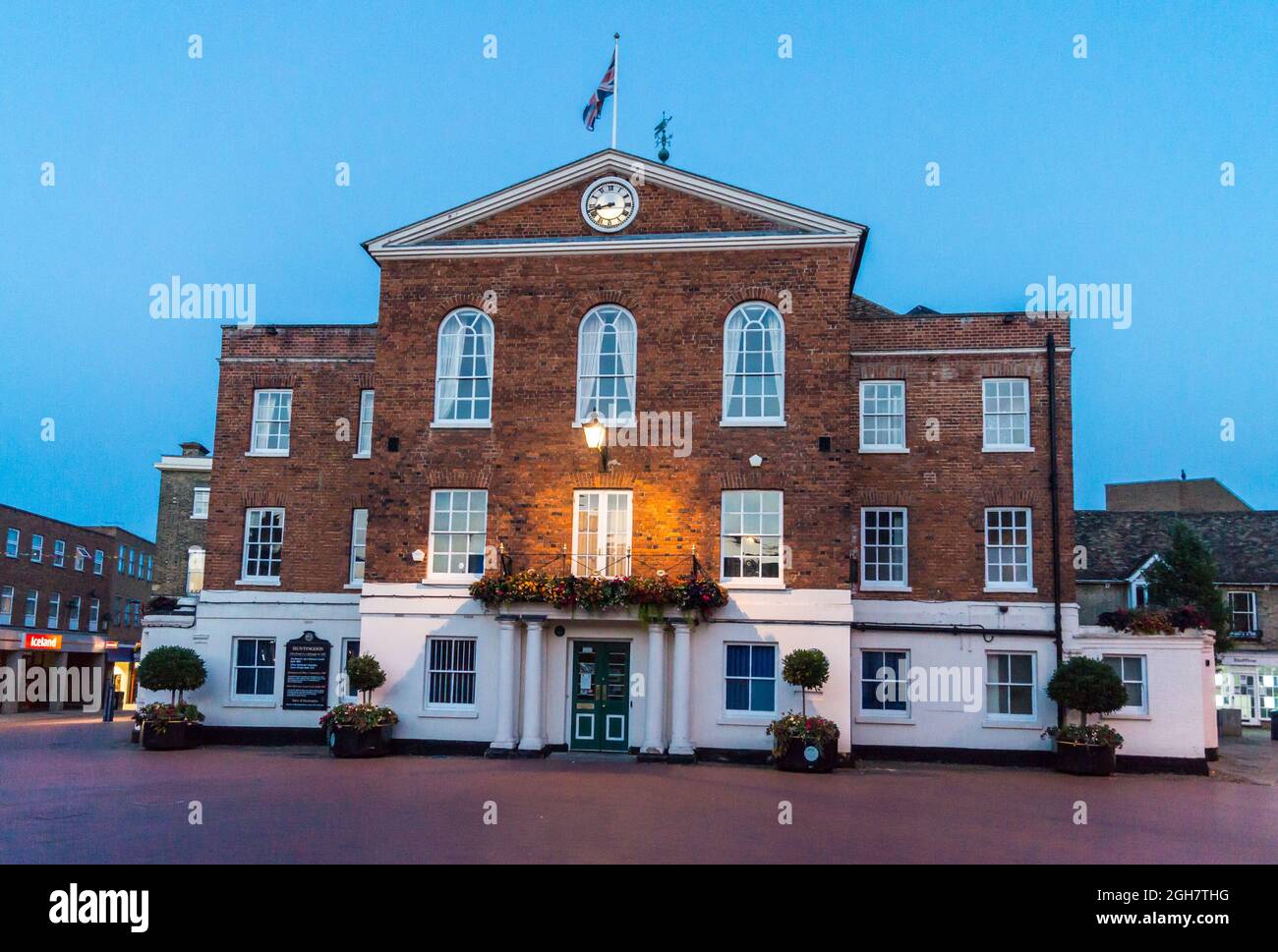 Municipio di Huntingdon, 1745, di Benjamin Timbrell, stile neoclassico, e memoriale di guerra 'The Thinking Soldier' di Kathleen Scott, 1923 Foto Stock