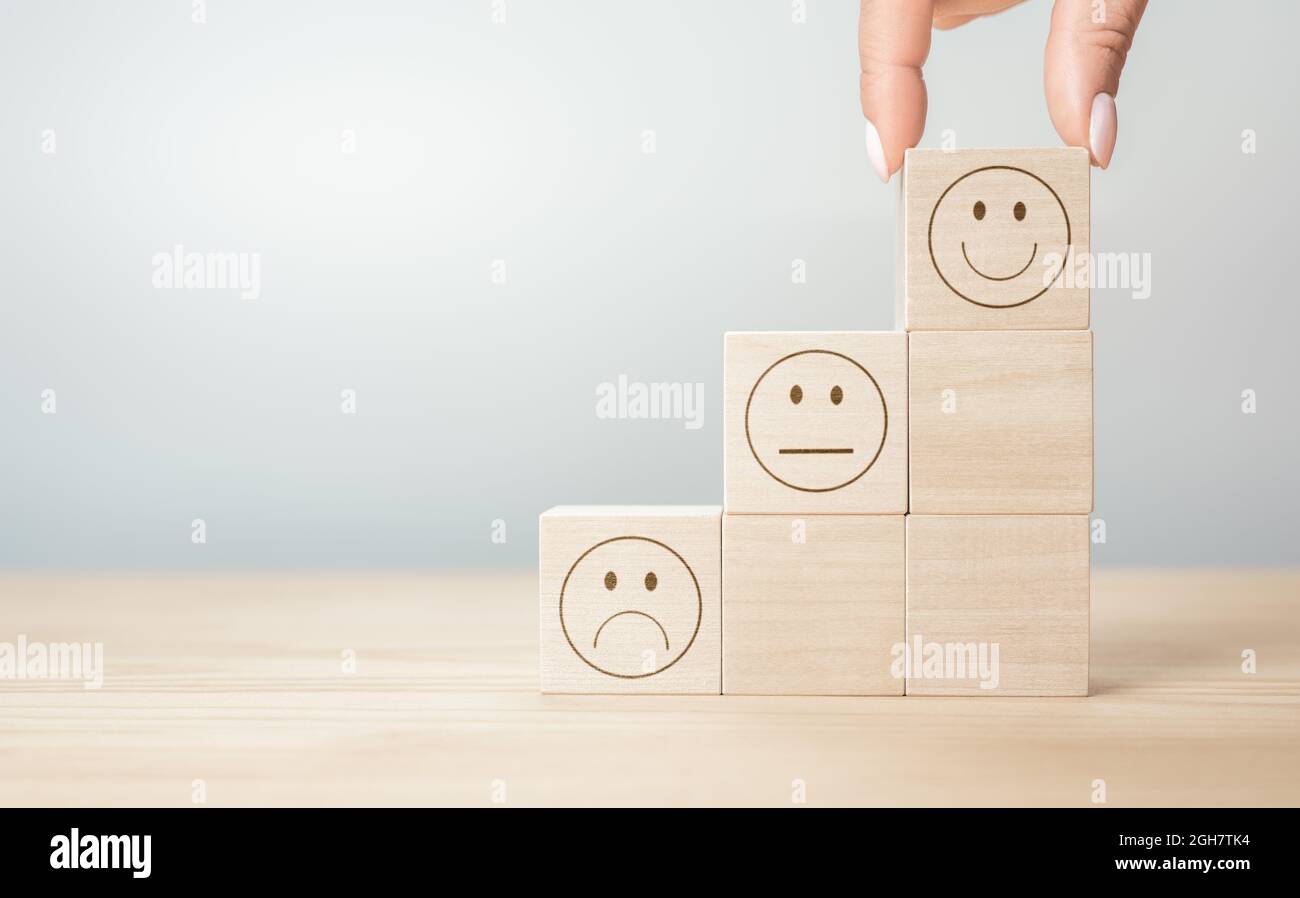 Servizio al cliente e concetto di soddisfazione Business People show feedback con sorriso viso cubo di legno felice Smiley viso icona per dare soddisfazione in servizi Foto Stock