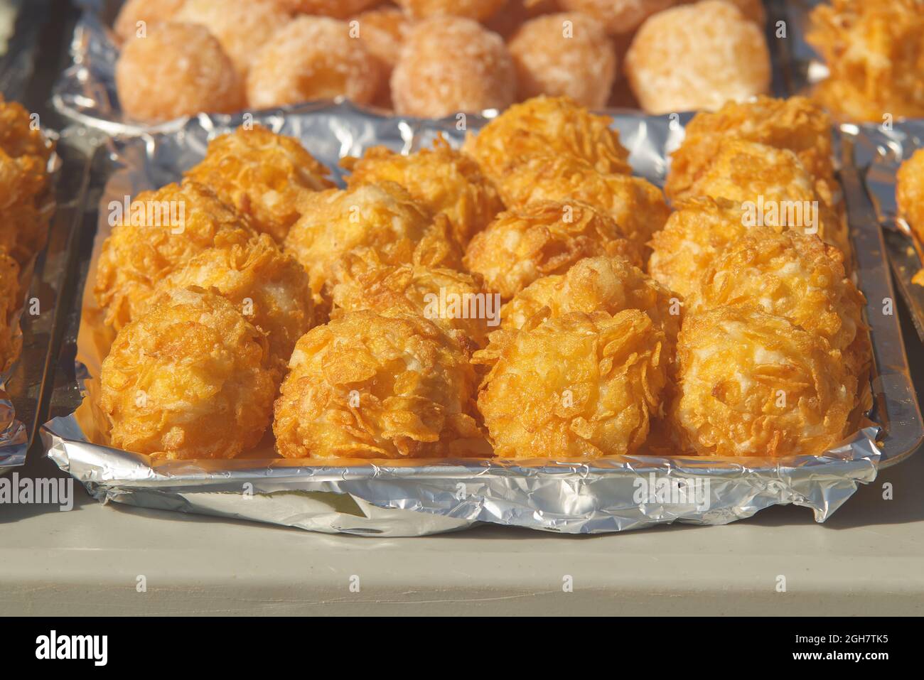 Offerta di varie palle fritte dolci e salate al mercato Asian Street Food di Praga Foto Stock