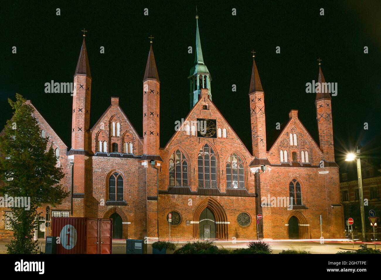 Heiligen Geist Hospital (Holy Spirit Hospital) di Lubeck di notte, una delle più antiche istituzioni sociali esistenti al mondo e un importante histo Foto Stock