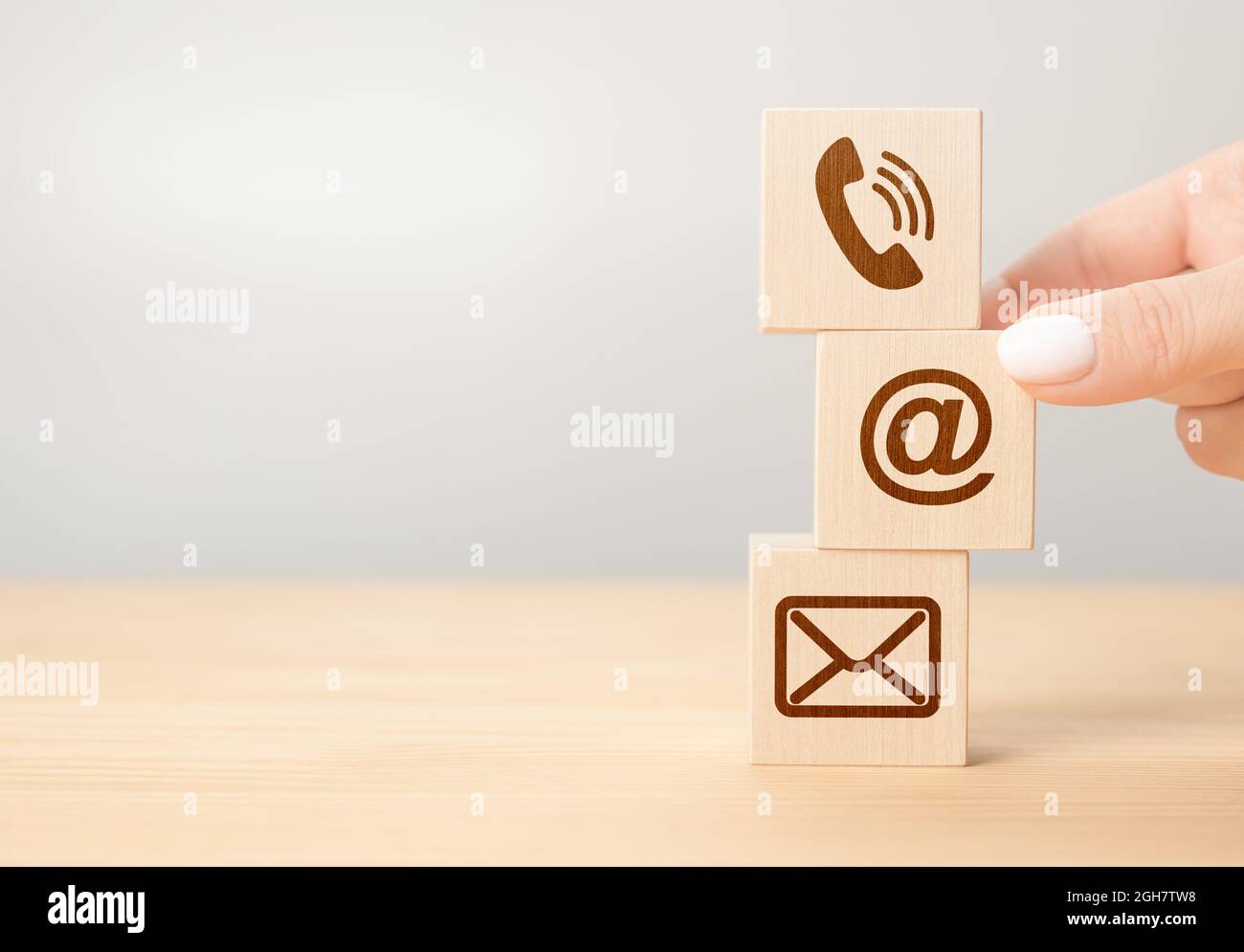 Contattaci Concept, Wood Block Symbol telefono, posta e indirizzo alla reception. Primo piano di varie opzioni di contatto su cubi di legno. Legno simbolo tel Foto Stock