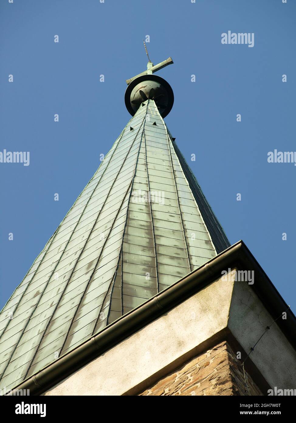 La cima della torre della chiesa di San Pietro (Petrikirche) a Muelheim visto dal basso di fronte a un cielo blu Foto Stock