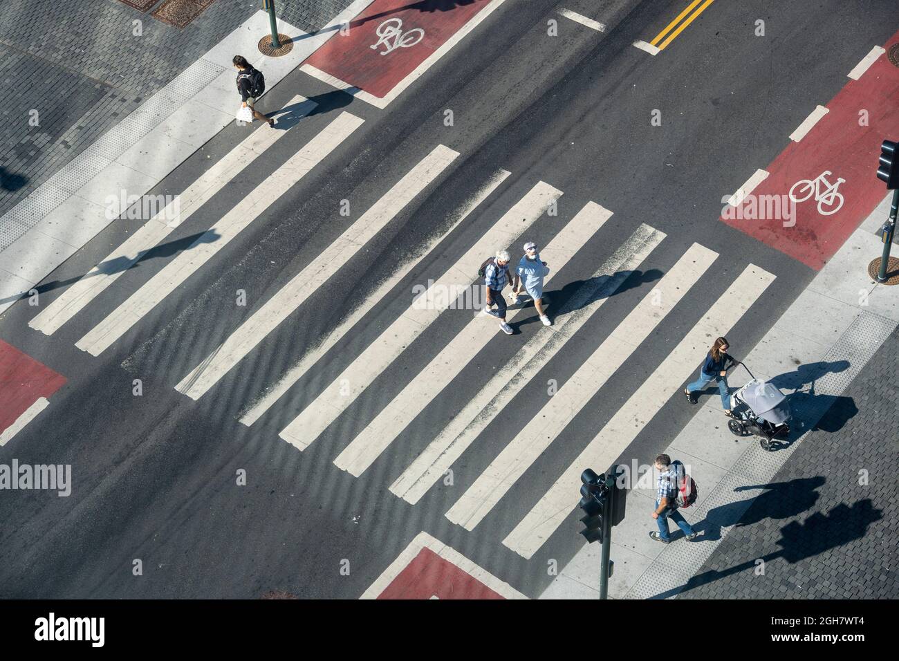 Vista aerea di persone che attraversano un crosswalk Foto Stock