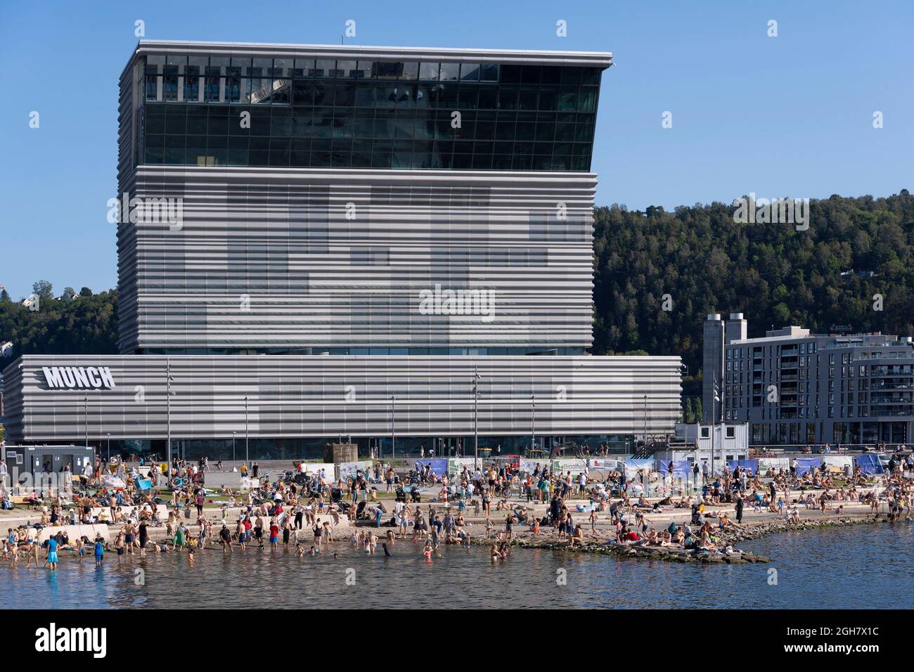 Persone che si godono la spiaggia di fronte al New MUNCH Museum di Estudio Herrero a Oslo, Norvegia, Europa Foto Stock