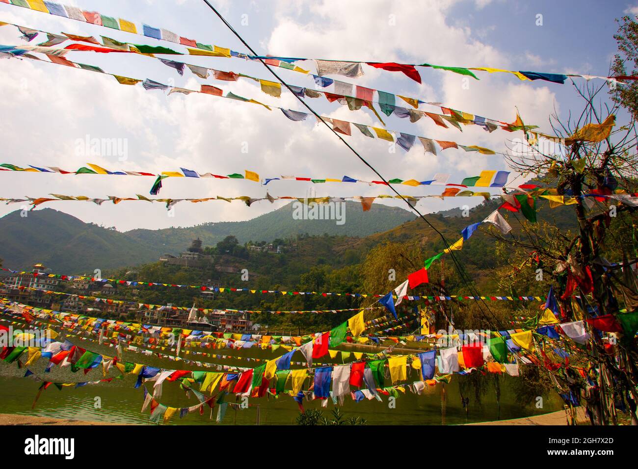 Bandiere di preghiera buddiste che ondano sulle rive del fiume Beas a Manali, Himachal Pradesh, India Foto Stock