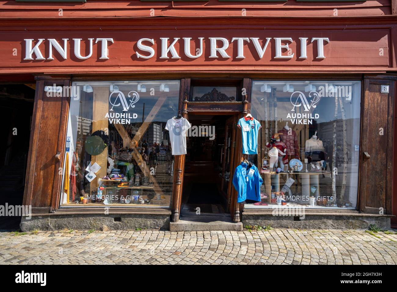 Bryggen, noto anche come Tyskebryggen, è una serie di edifici commerciali patrimonio anseatico che si allineano sul lato orientale del porto di Vågen nel cit Foto Stock