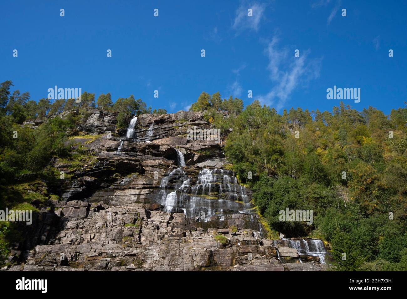 Cascata Tvindefossen nella contea di Vestland, Norvegia, Europa Foto Stock