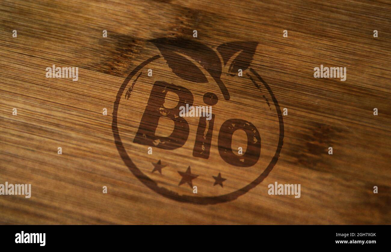 Timbro biologico stampato su scatola di legno. Ecologia, ambiente, cibo naturale, concetto di dieta biologica e sana. Foto Stock