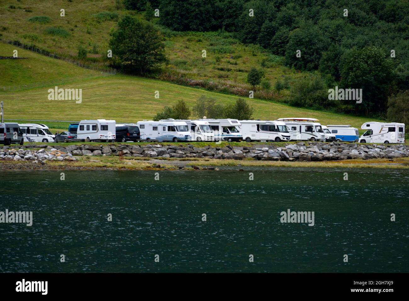 Camper parcheggiati in acqua al fiordo di Geiranger, Norvegia, Europa Foto Stock