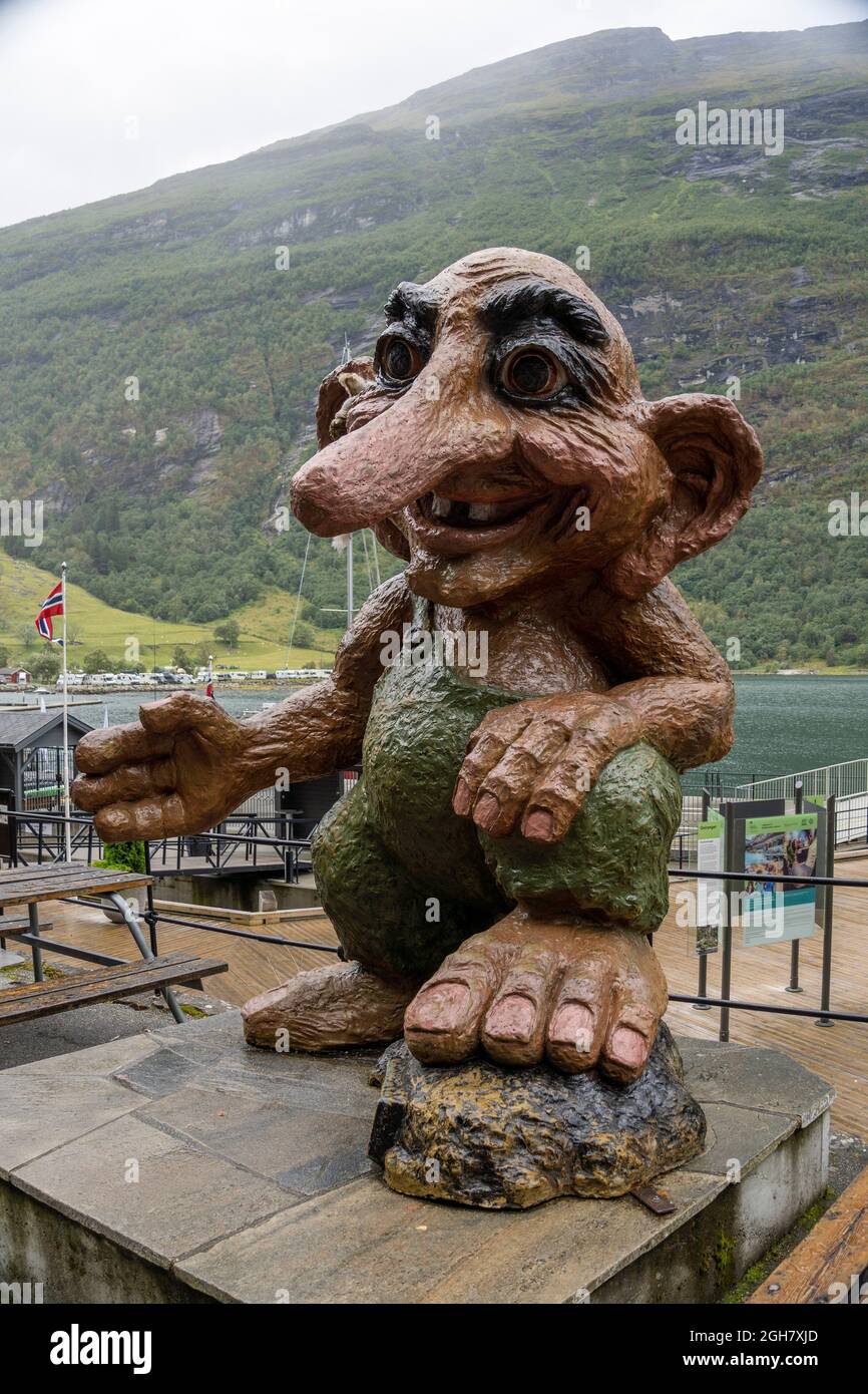 Statua di un troll nel porto di Geiranger, Norvegia, Europa Foto Stock
