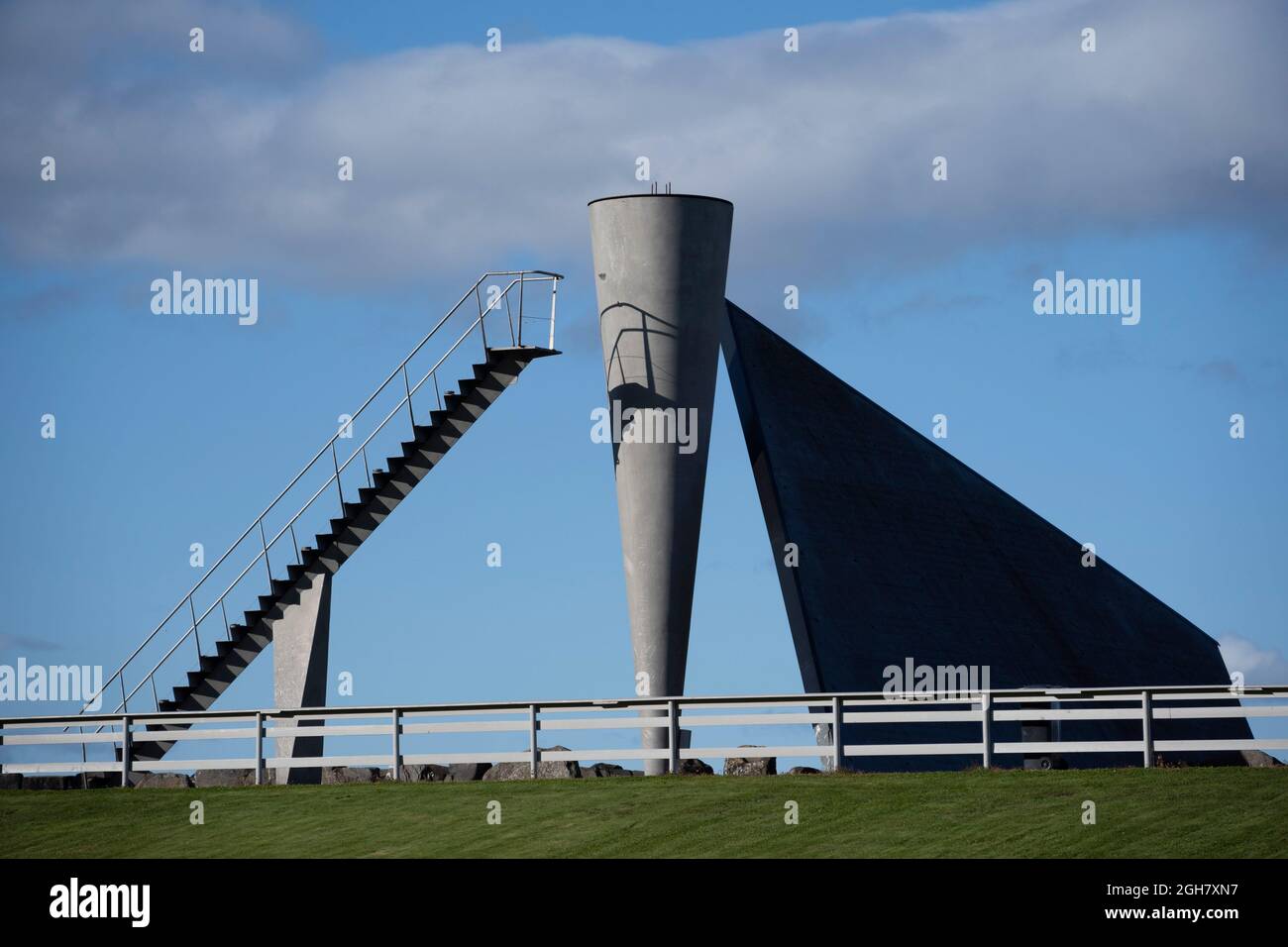 Olympic Flame sito presso la Lysgårdsbakkene Ski Jumping Arena - il sito di salto in cielo delle Olimpiadi invernali del 1994 a Lillehammer, Norvegia, Europa Foto Stock