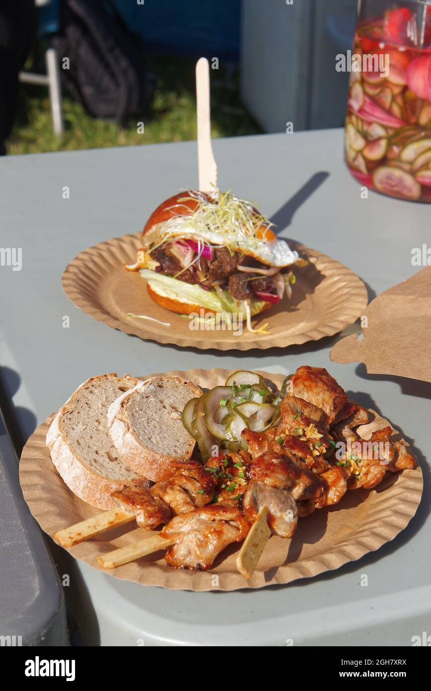 Spiedino per barbecue di manzo, carne di manzo alla griglia in salsa barbecue fatta in casa. Mercato alimentare di strada asiatico a Praga, Repubblica Ceca. Foto Stock