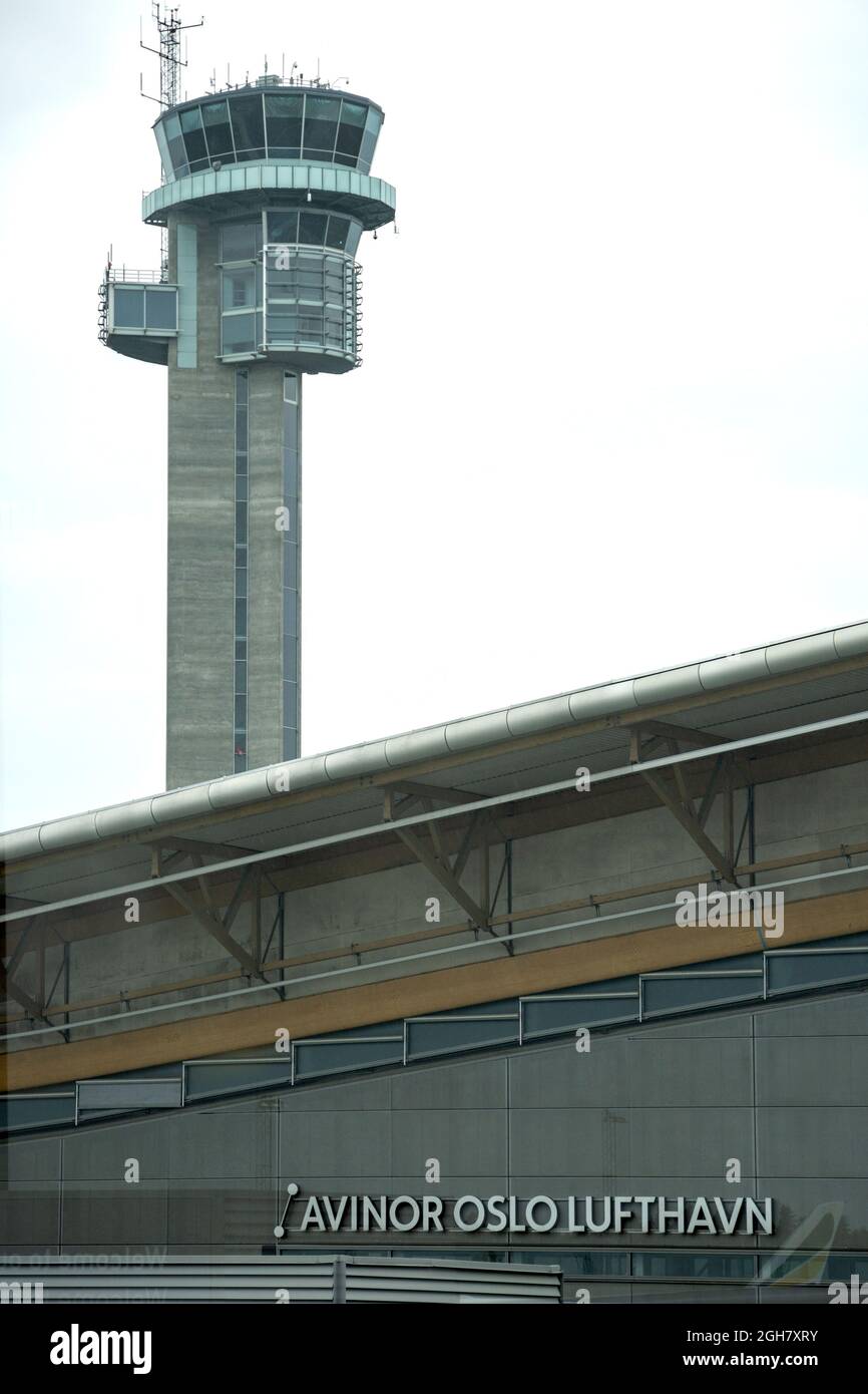 Torre di controllo del traffico aereo all'aeroporto Avinor di Oslo, Norvegia, Europa Foto Stock