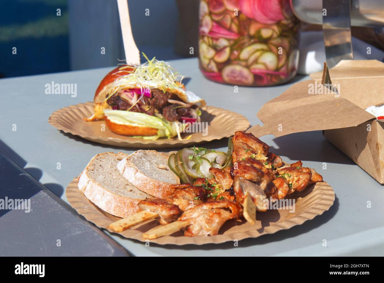 Spiedino per barbecue di manzo, carne di manzo alla griglia in salsa barbecue fatta in casa. Mercato alimentare di strada asiatico a Praga, Repubblica Ceca. Foto Stock