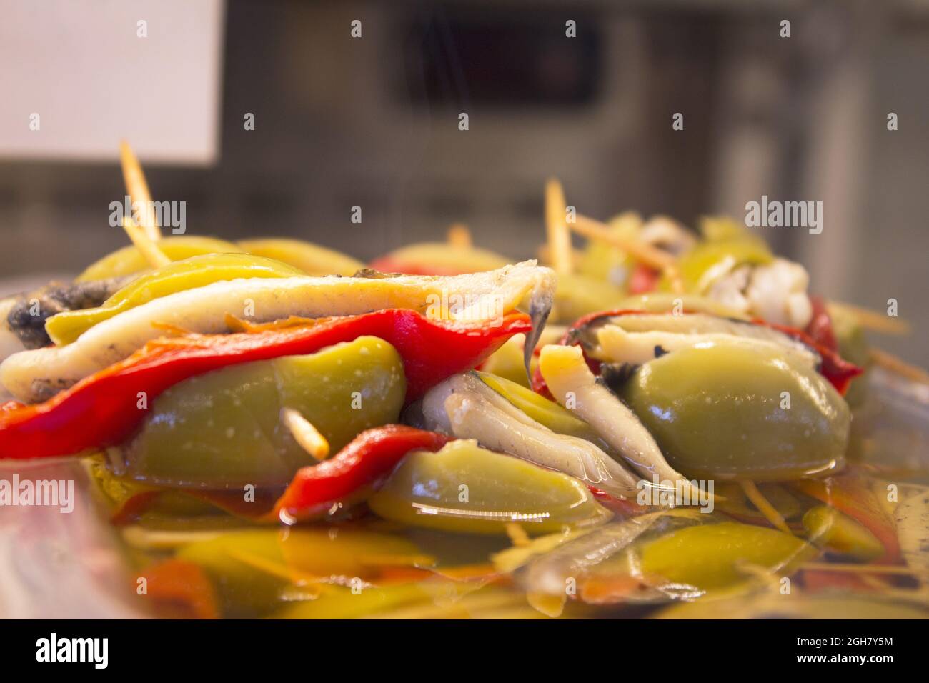 Olive ripiene di pepe e acciuga. Nessuna gente Foto stock - Alamy