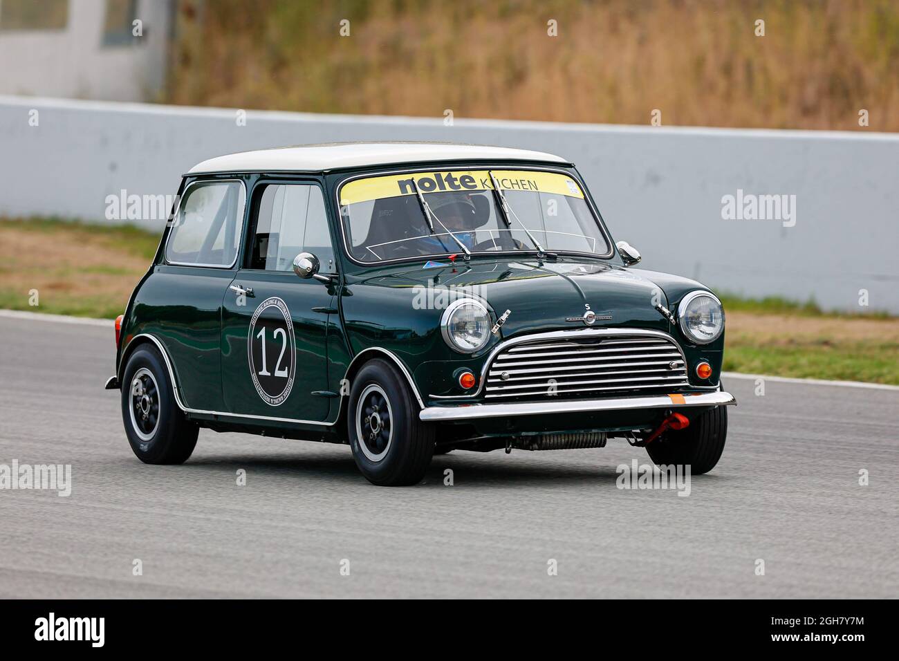 METS, Bert e FRANKENHOUT, Christiaan con Morris Mini Cooper S durante la storica corsa NKHTGT di Barcellona al Circuit de Catalunya. Foto Stock