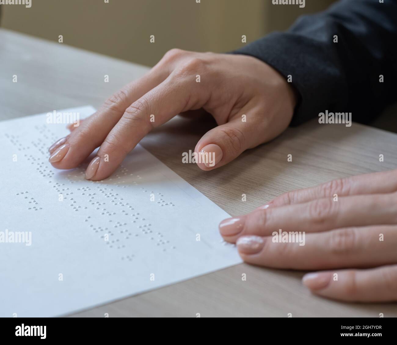 La donna in primo piano legge il testo ai ciechi. Mani di donna su carta  con codice Braille Foto stock - Alamy