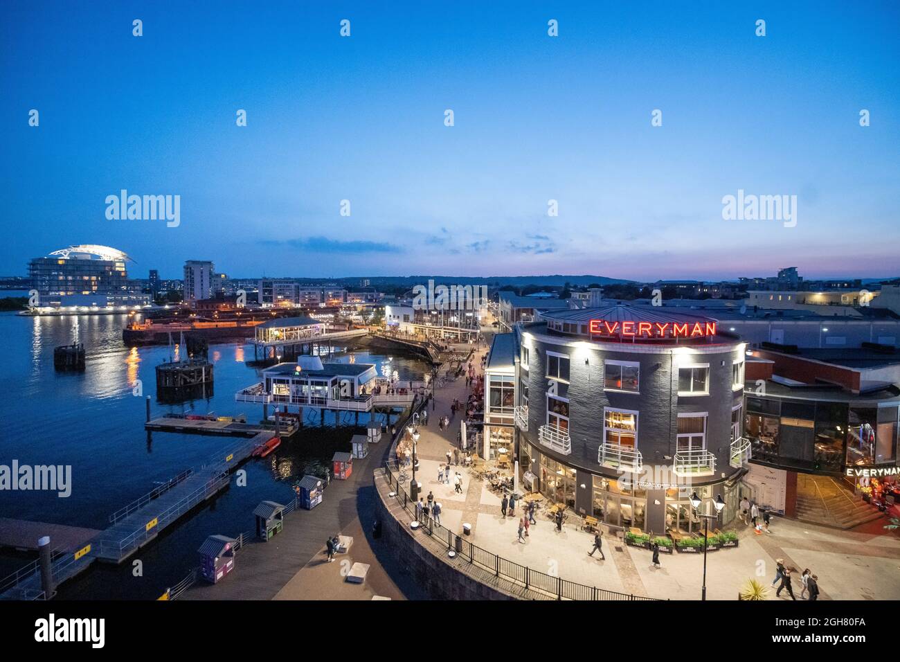 Una vista aerea di Mermaid Quay a Cardiff, Galles, Regno Unito al tramonto. Foto Stock