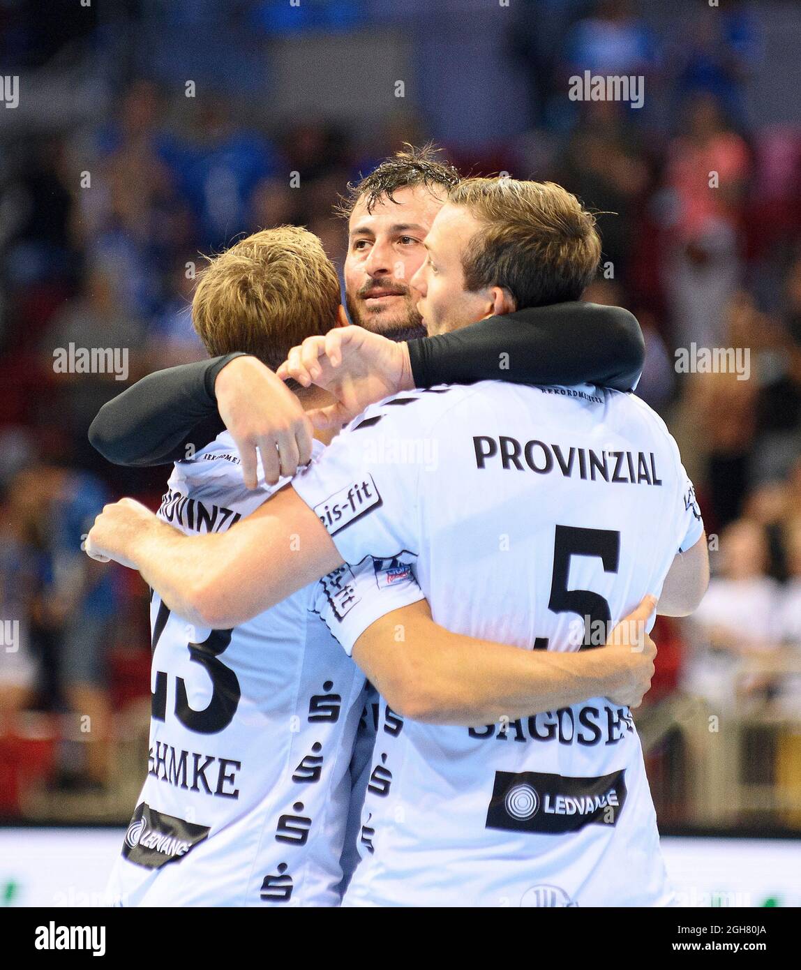Dusseldorf, Germania. 05 settembre 2021. Giubilo finale KI, da sinistra a destra Rune DAHMKE (KI), Domagoj DUVNJAK (KI), Sander SAGOSEN (KI), Handball Super Cup 2021, THW Kiel (KI) - TBV Lemgo Lippe 30:29, on 04.09.2021 a Duesseldorf/Germania. Â Credit: dpa/Alamy Live News Foto Stock