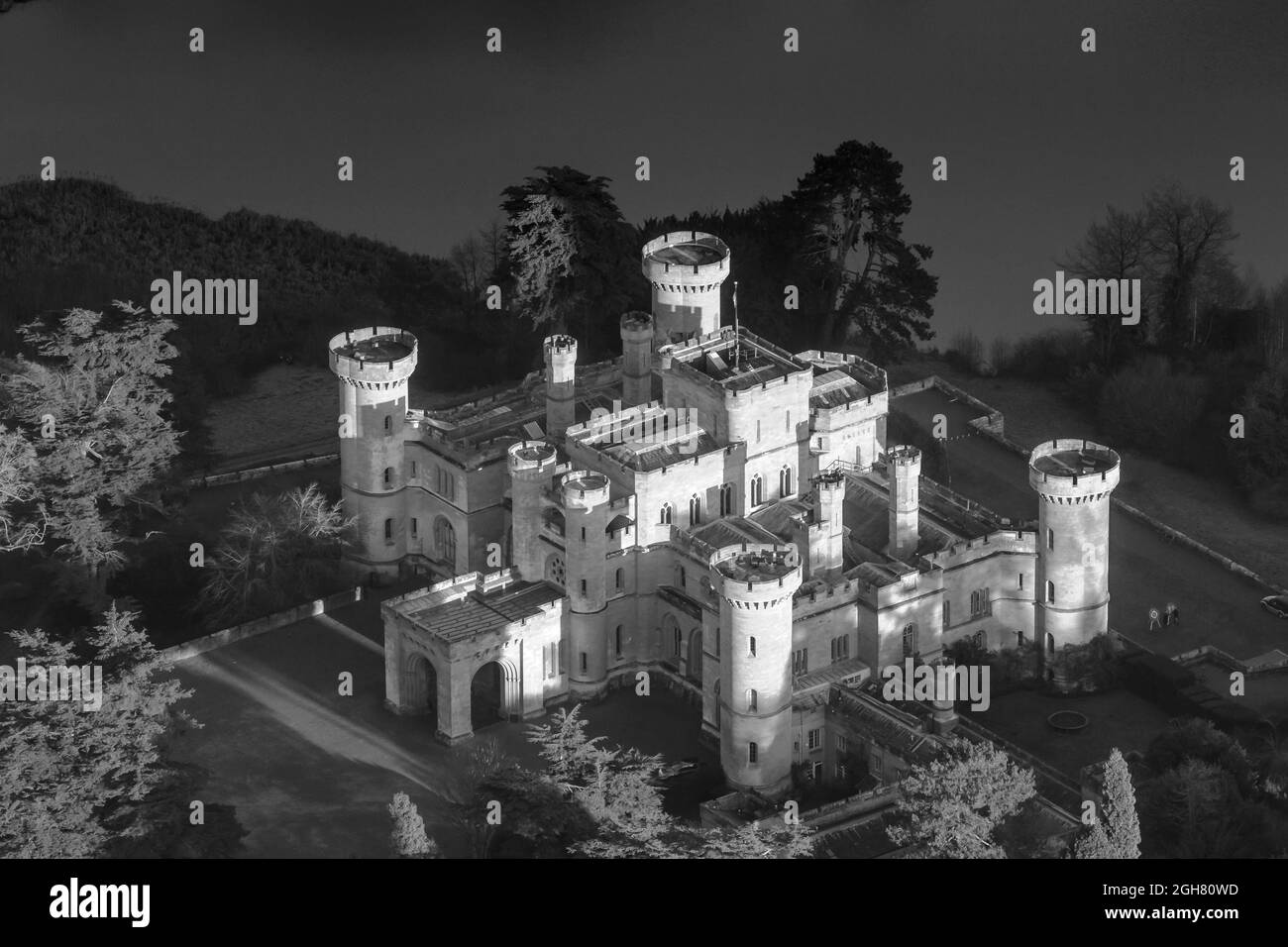 Scatto aereo in scala di grigi del castello di Eastnor in Herefordshire, Inghilterra Foto Stock