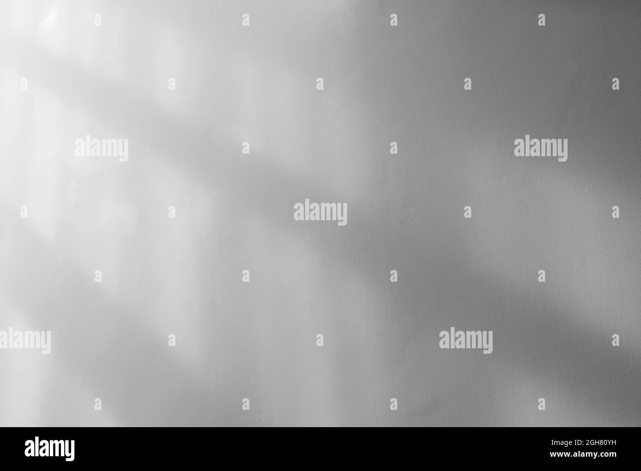 Effetto di sovrapposizione delle ombre sulla parete bianca o sullo sfondo Foto Stock