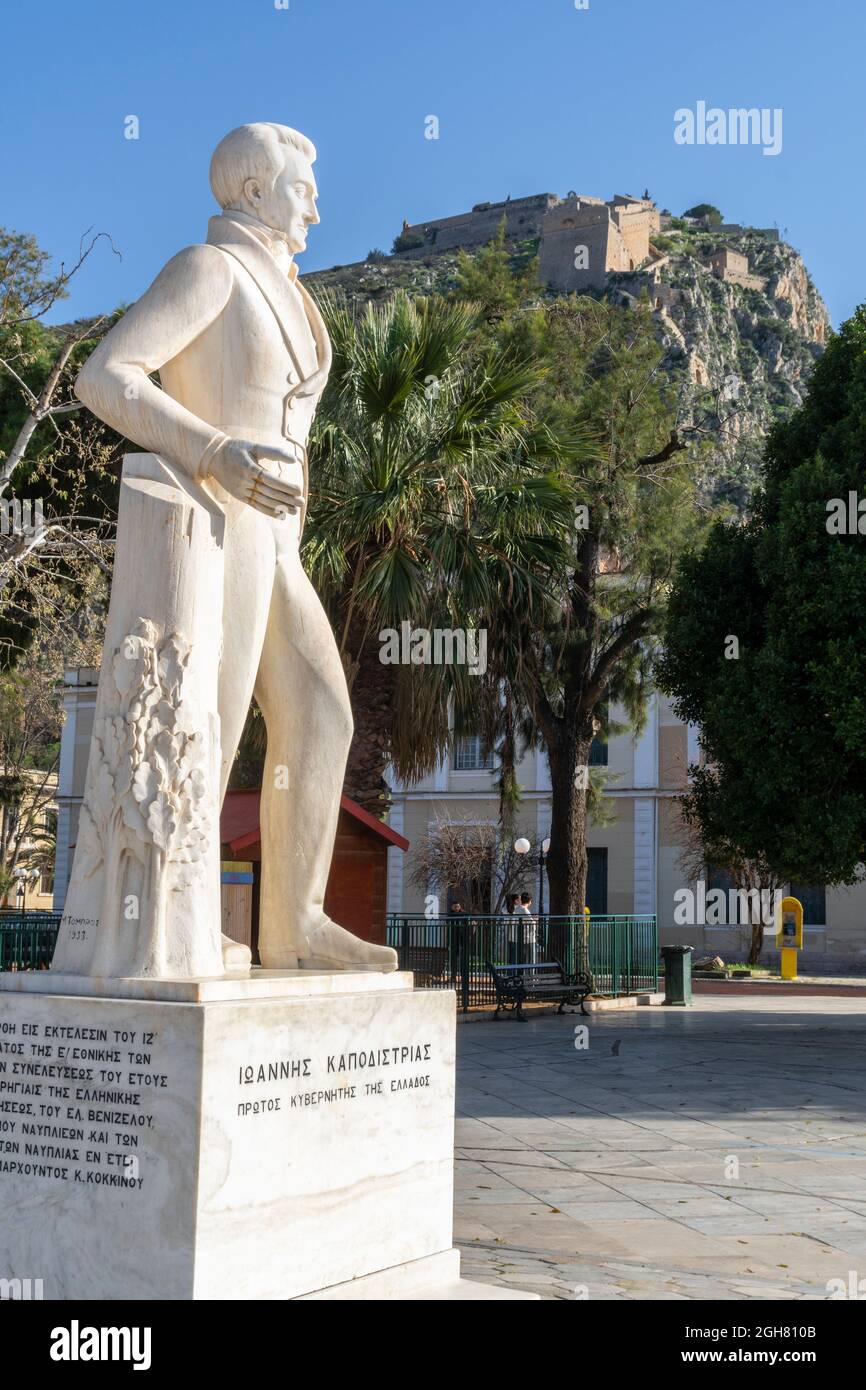 Una statua di Ioannis Kapodistrias, il primo capo di stato della Grecia indipendente, con la fortezza Palamidhi, sullo sfondo, Nafplio, Argolid, P. Foto Stock