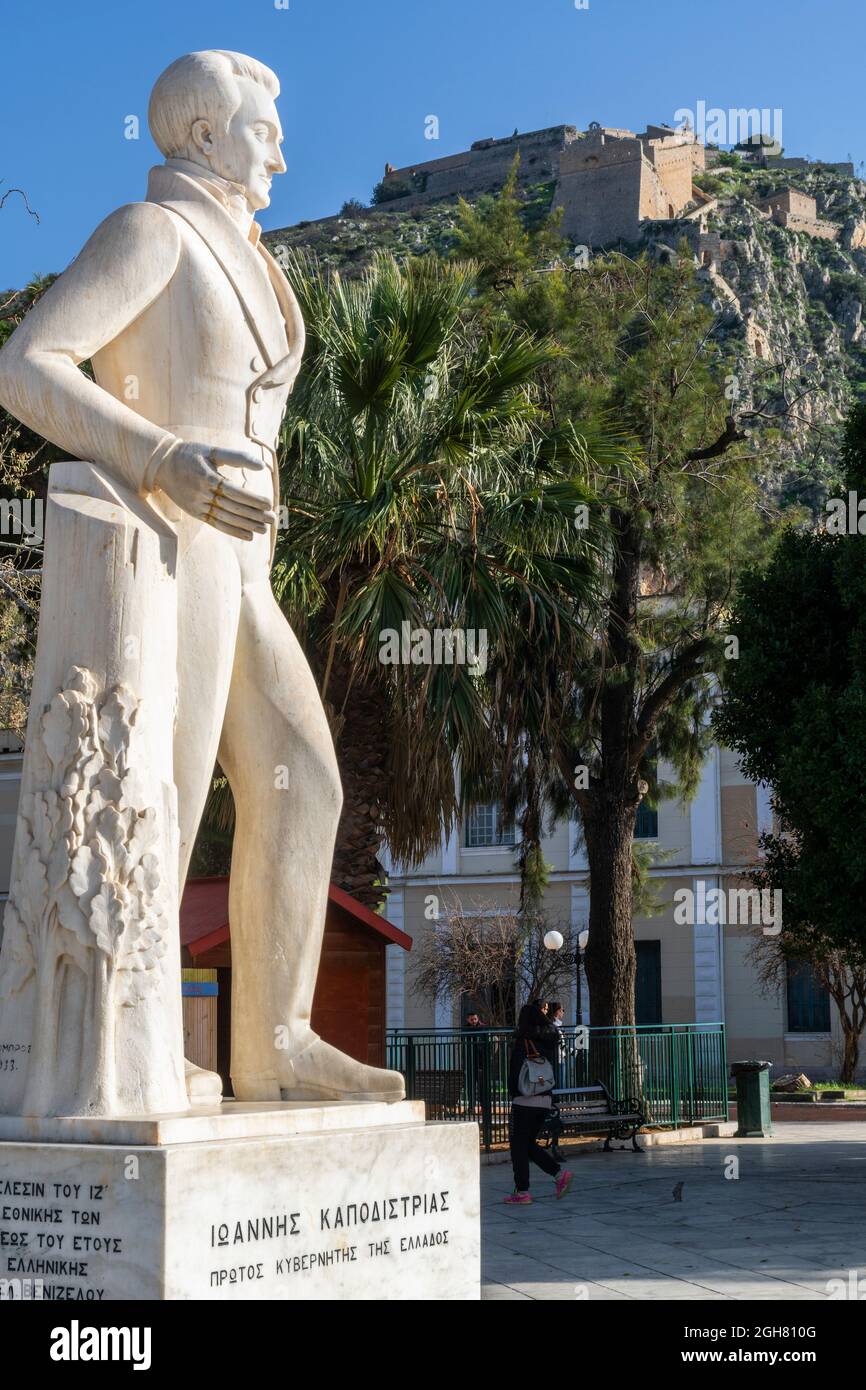 Una statua di Ioannis Kapodistrias, il primo capo di stato della Grecia indipendente, con la fortezza Palamidhi, sullo sfondo, Nafplio, Argolid, P. Foto Stock