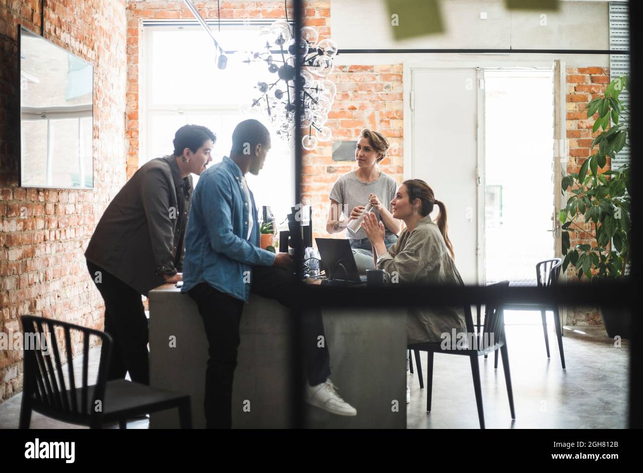 Hacker maschili e femminili che discutono in ufficio creativo Foto Stock