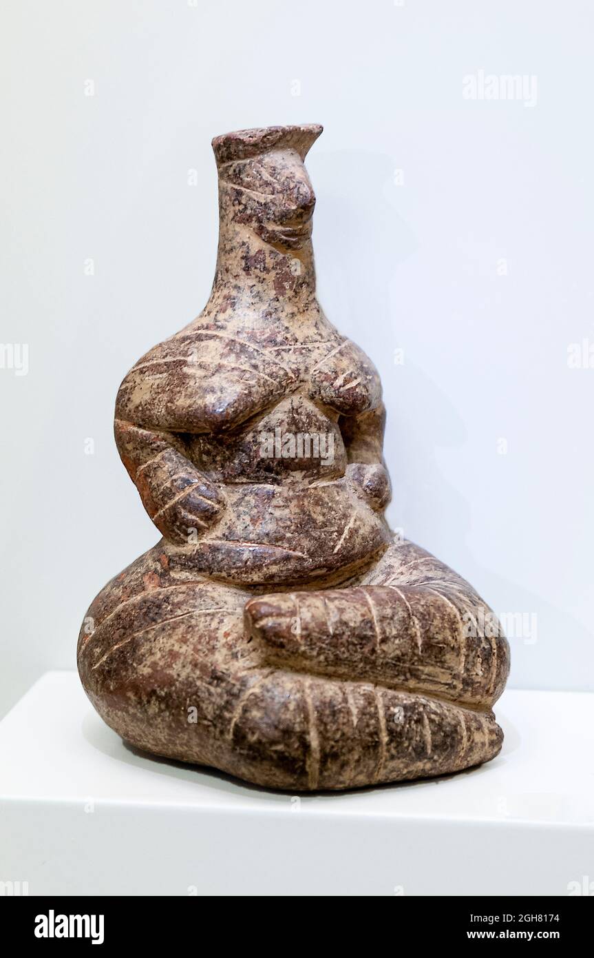 Statuina femminile di argilla con natiche stout, suggerendo fertilità femminile, Kato Chora, Lerapetra, Creta, Medio - tardo Neolitico periodo 6500-4800 a.C. Acceso Foto Stock